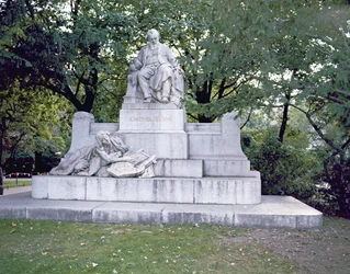 Monument till Johannes Brahms (1833-97) 1908 (marmor)